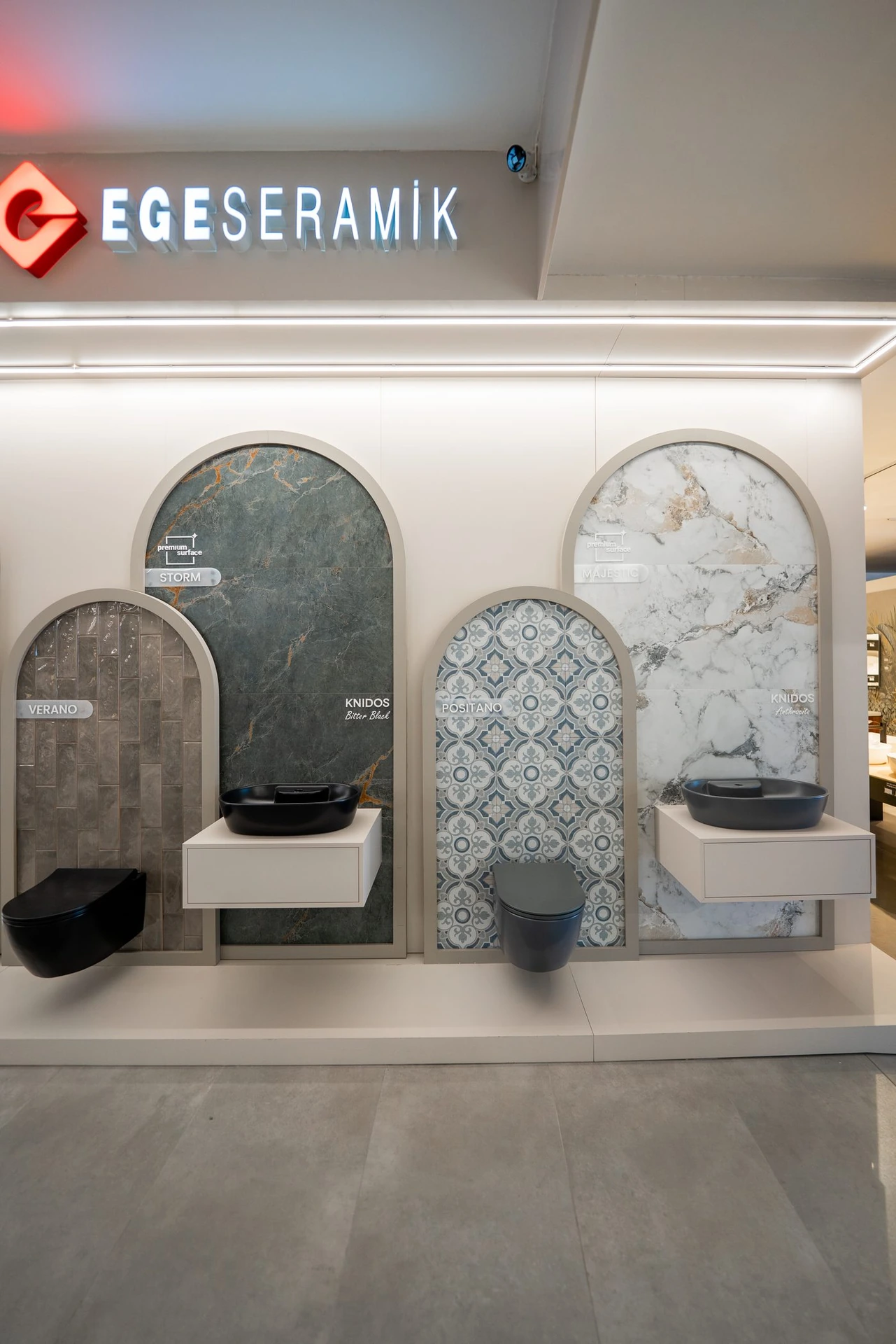 Kemerli teşhir nişlerinde siyah çanak lavabolar ve desenli seramikler