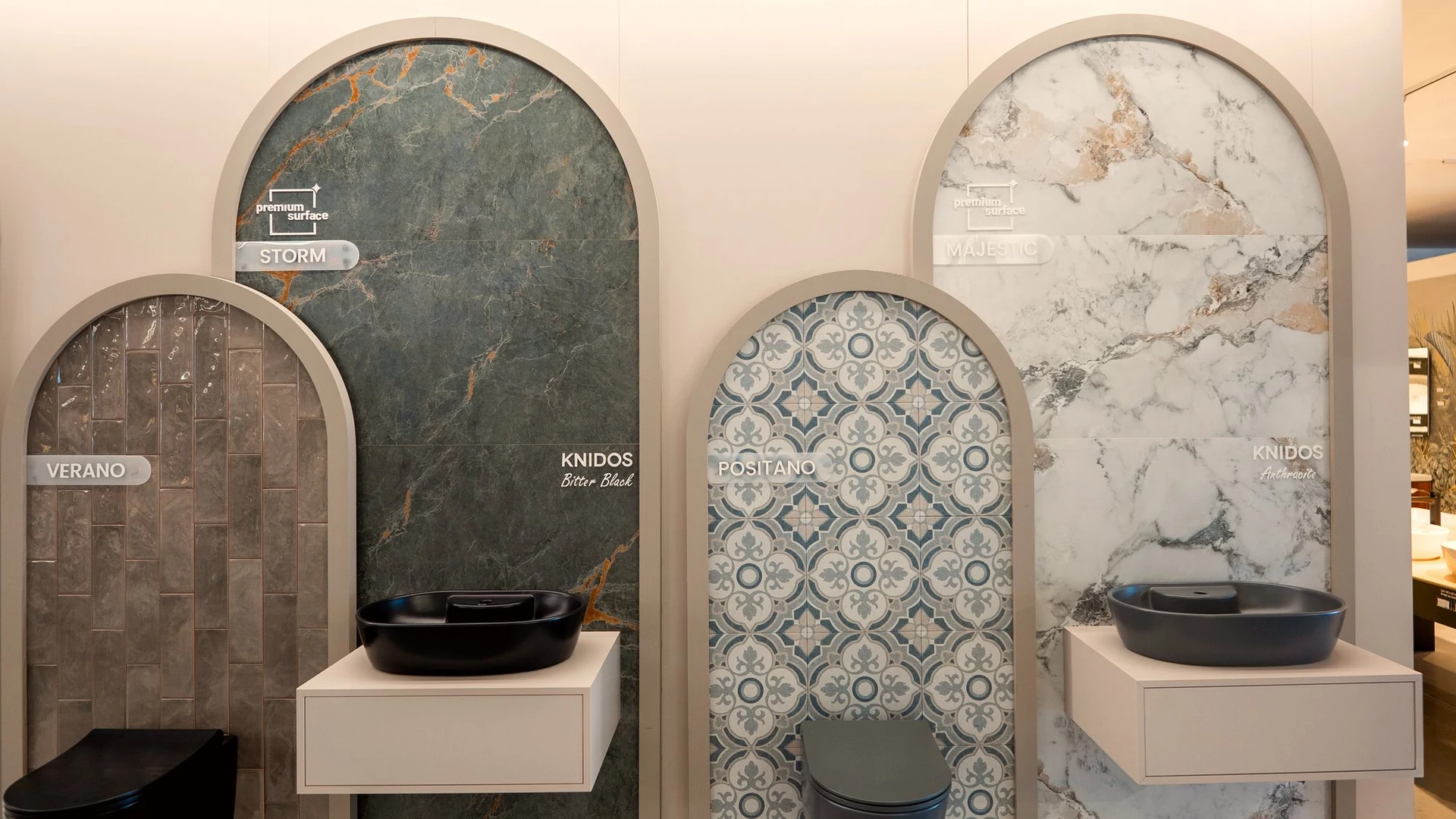 Kemerli nişlerde siyah lavabolar ve desenli karo teşhiri, geniş açı