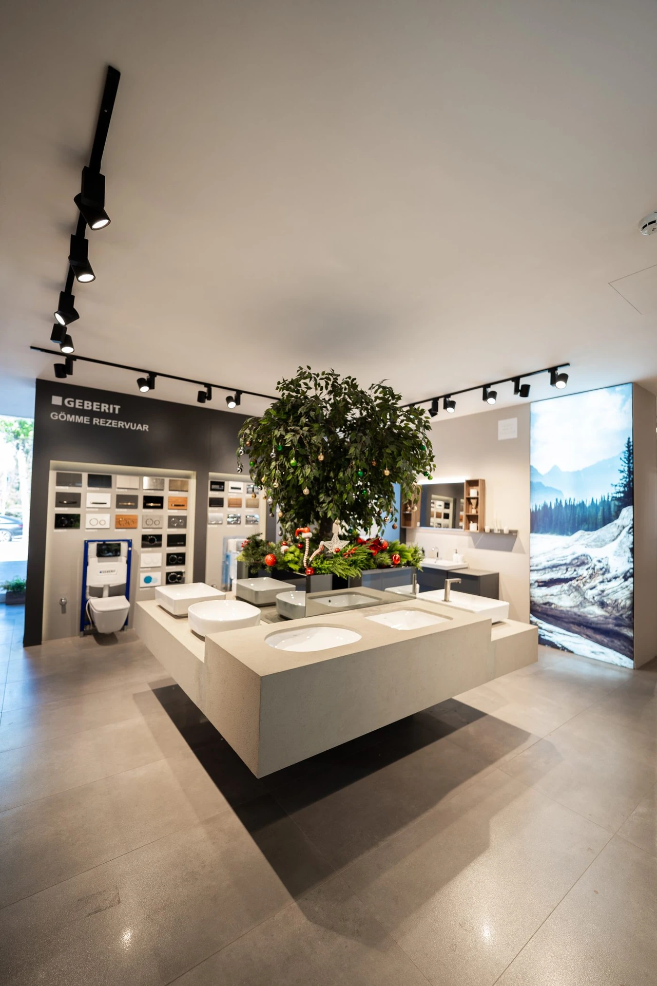 Geberit gömme rezervuar teşhir adası ve yeşil bitkili showroom köşesi