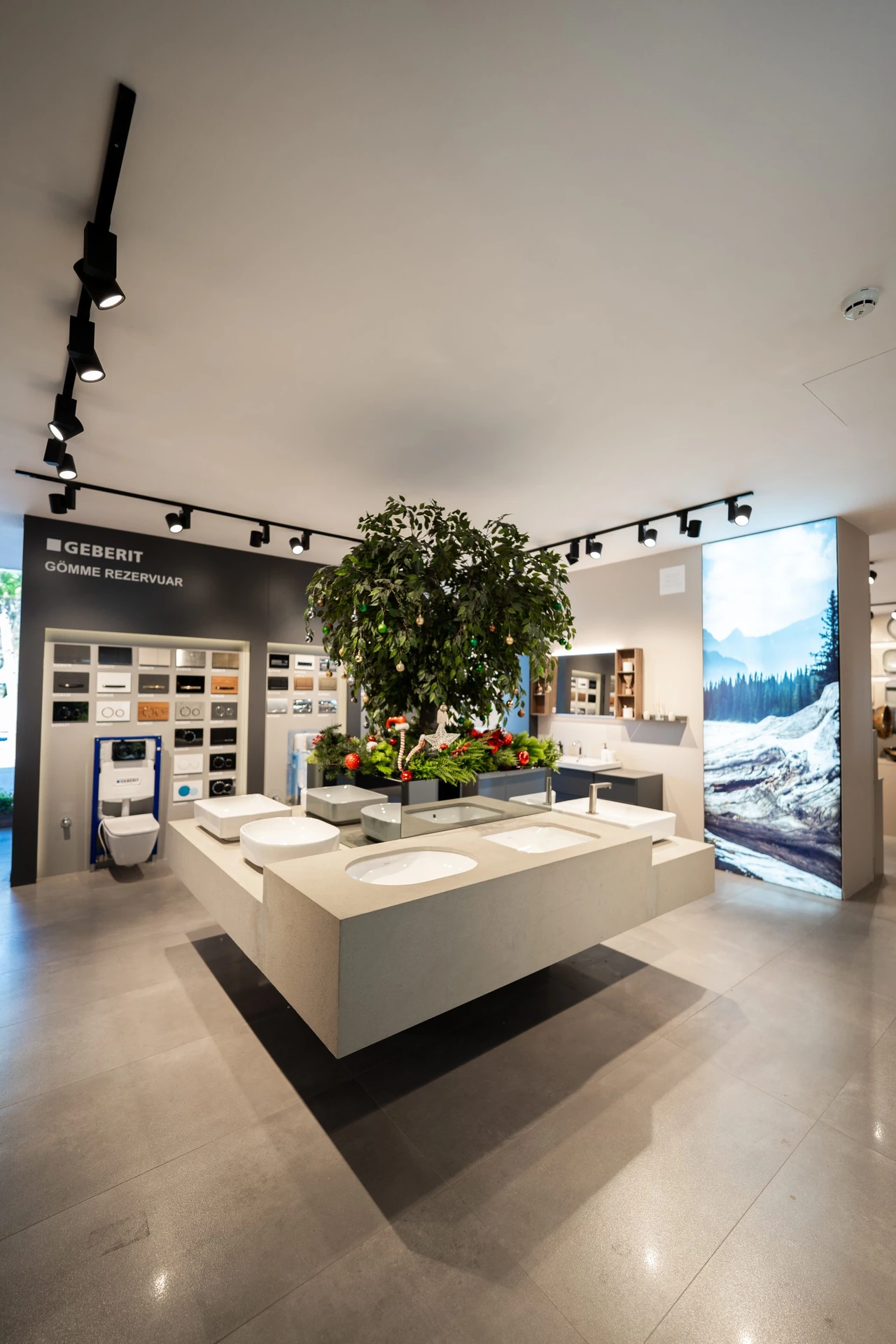 Showroom ortasındaki teşhir adası, Geberit gömme rezervuar duvarı ve ağaç