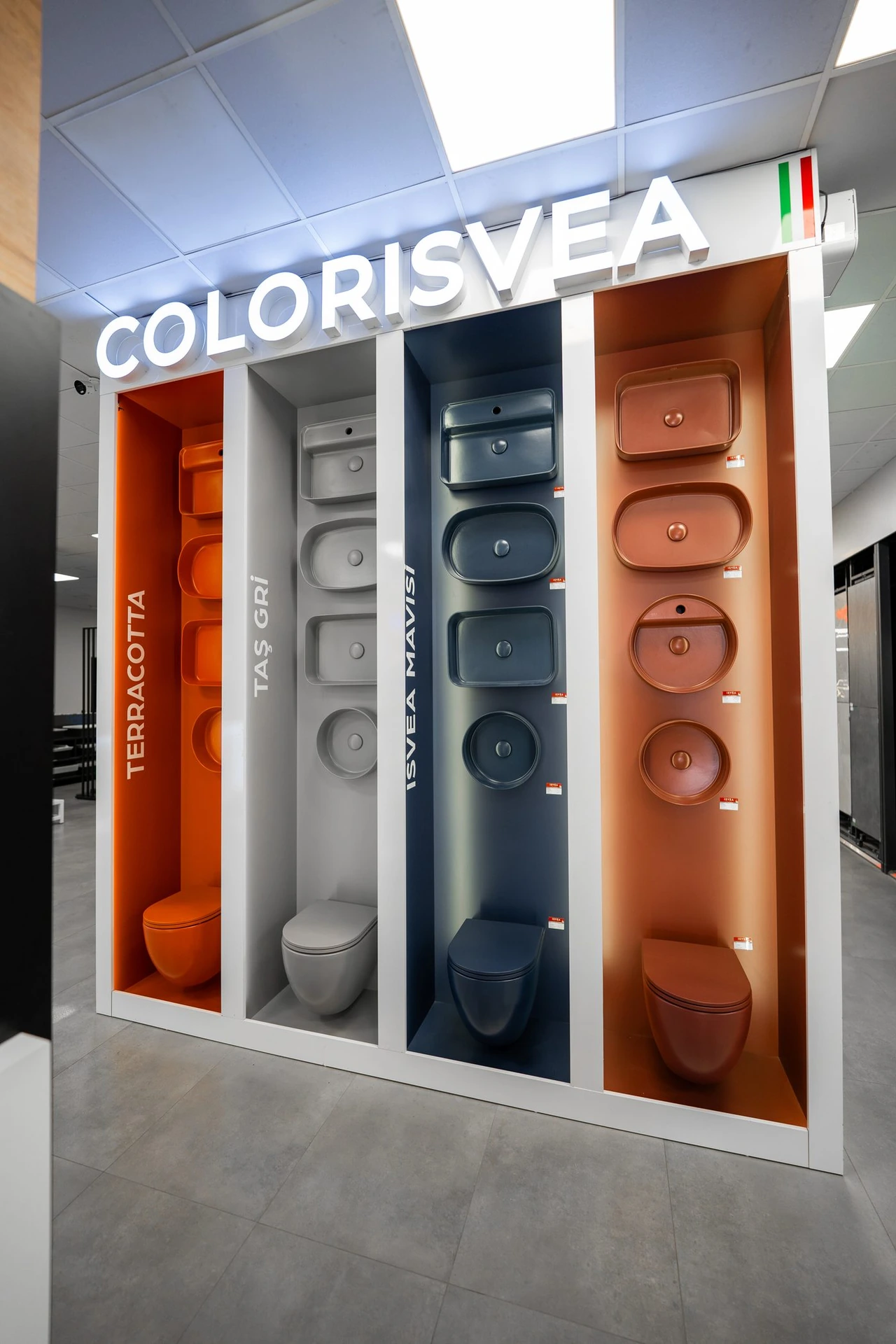 Terracotta, taş gri ve lacivert renkli seramik ve lavabo koleksiyonu teşhiri