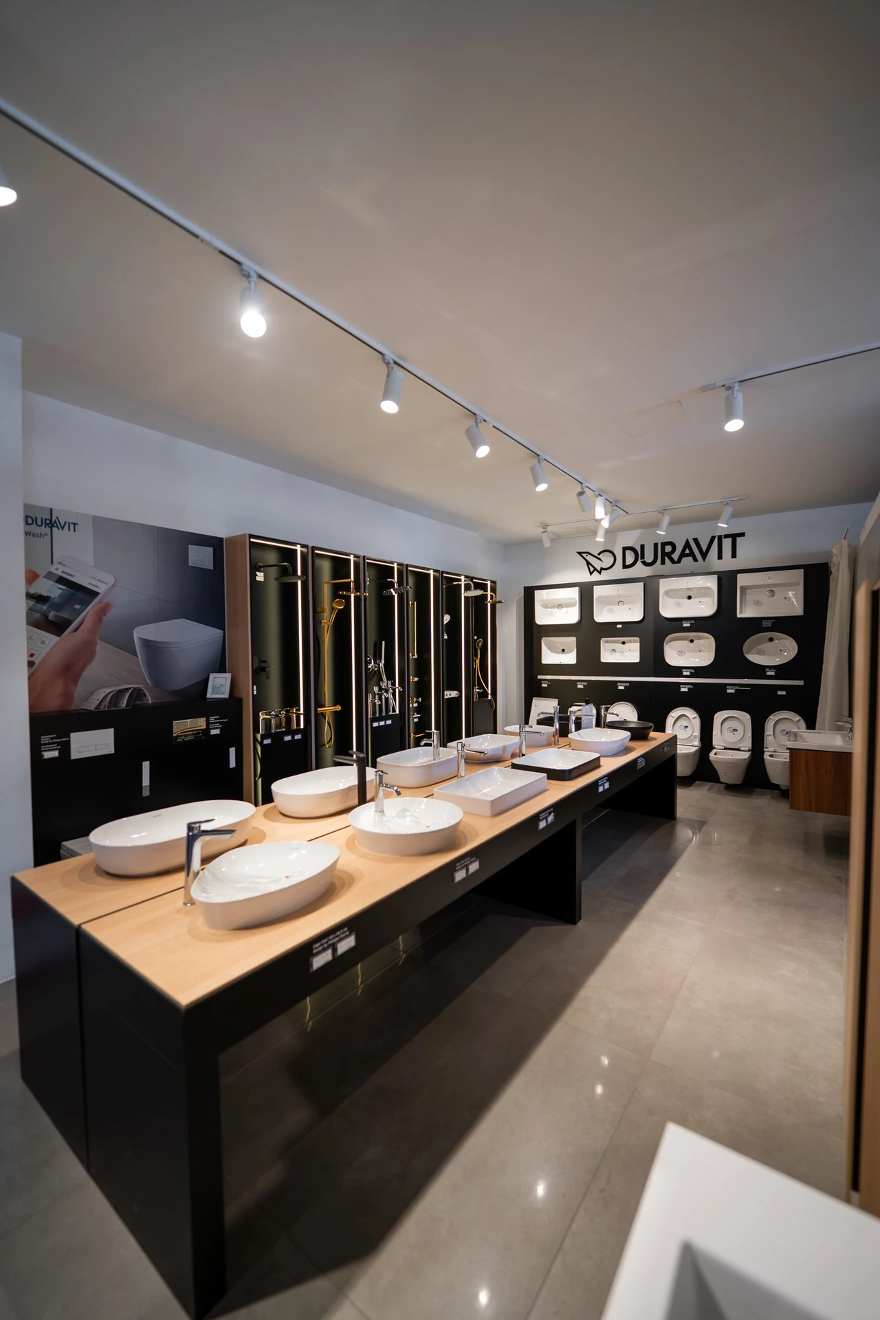 Duravit köşesinde sıralı çanak lavabolar, bataryalar ve klozet teşhiri