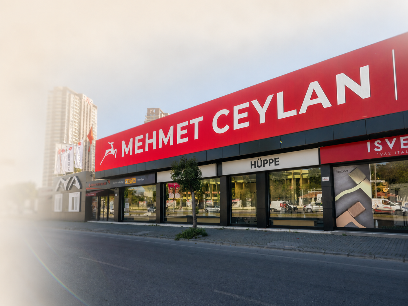 Mehmet Ceylan Yapı Konak mağazasının kırmızı tabelalı dış cephesi